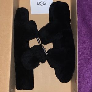 UGG FUZZ YEAH SLIDES
SIZE 8 US 
BLACK